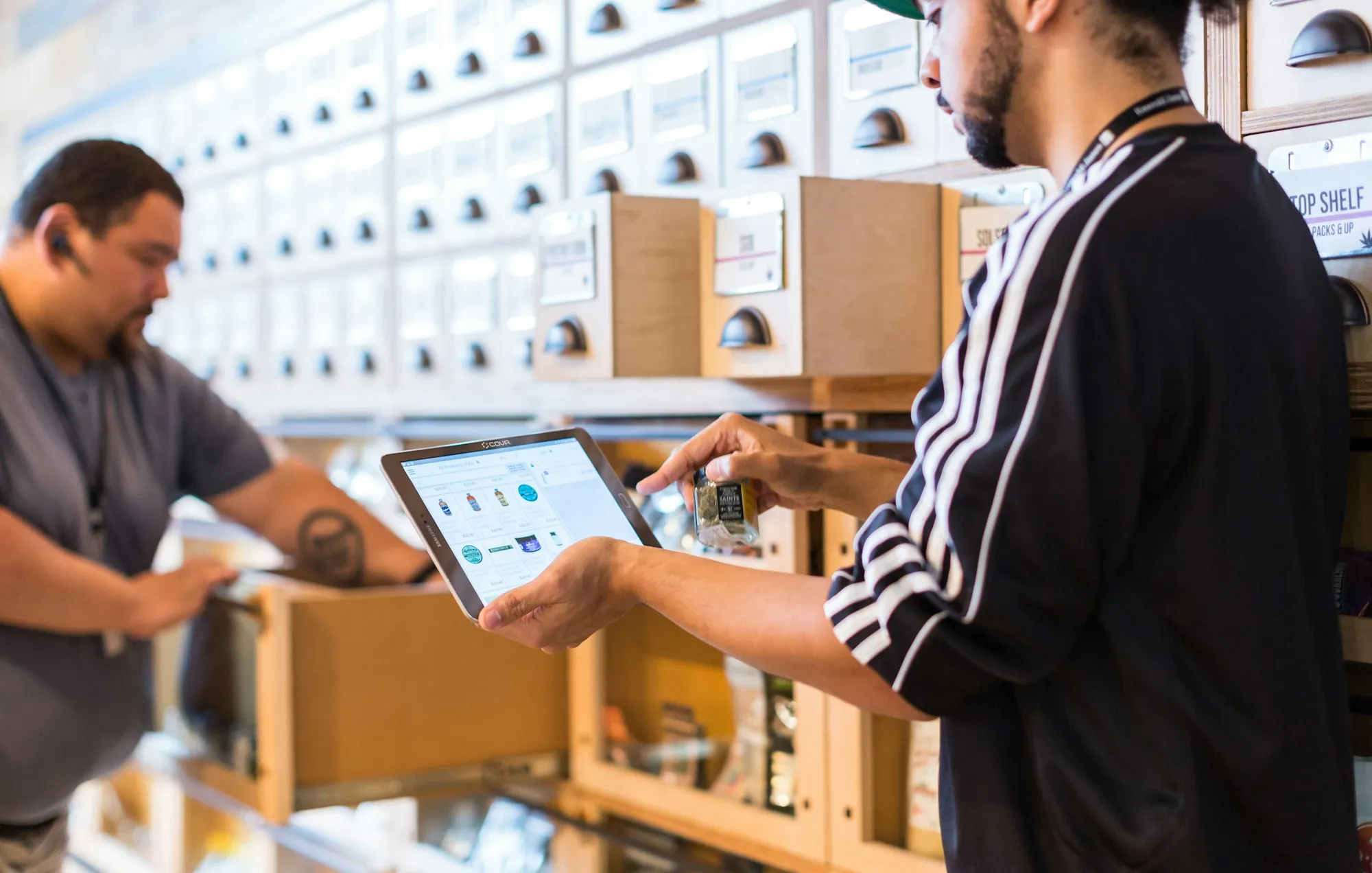 Deux employés d’entrepôt qui vérifient un stock sur une tablette